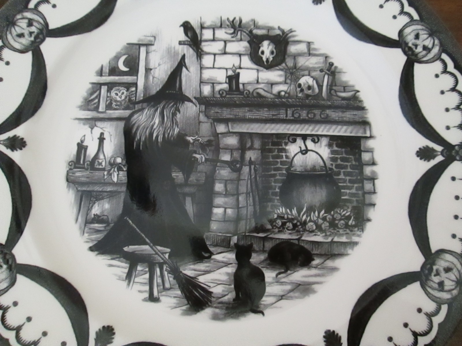 Royal Stafford Wicked Witch Black Cat Fireplace Dinner Plates Set of 6 Halloween
