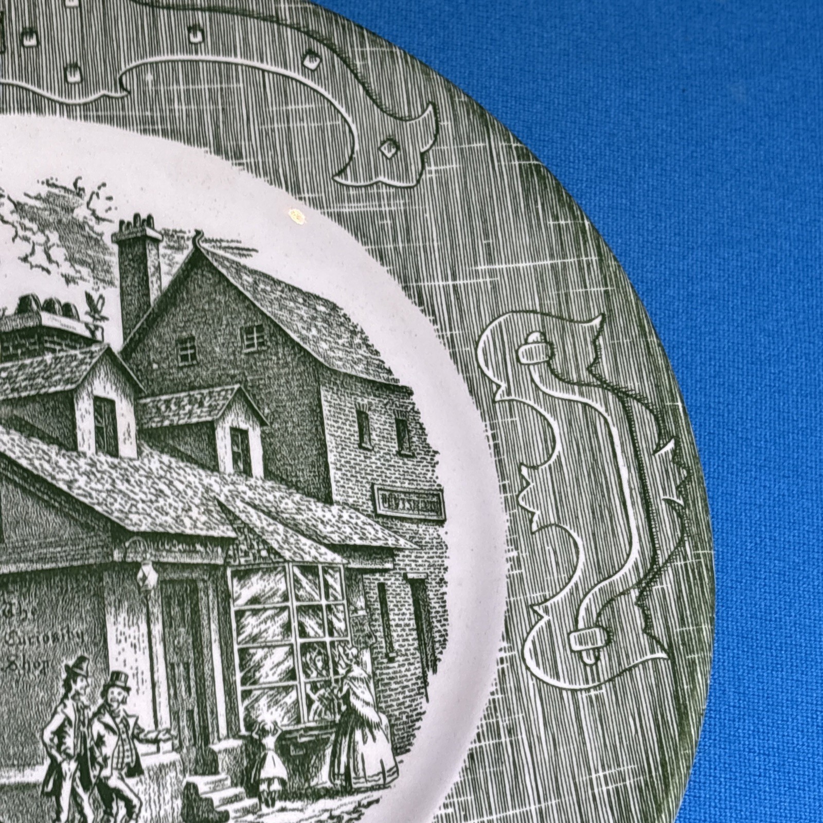 Vtg Royal China The Old Curiosity Shop Green Transferware 10″ Dinner Plate USA
