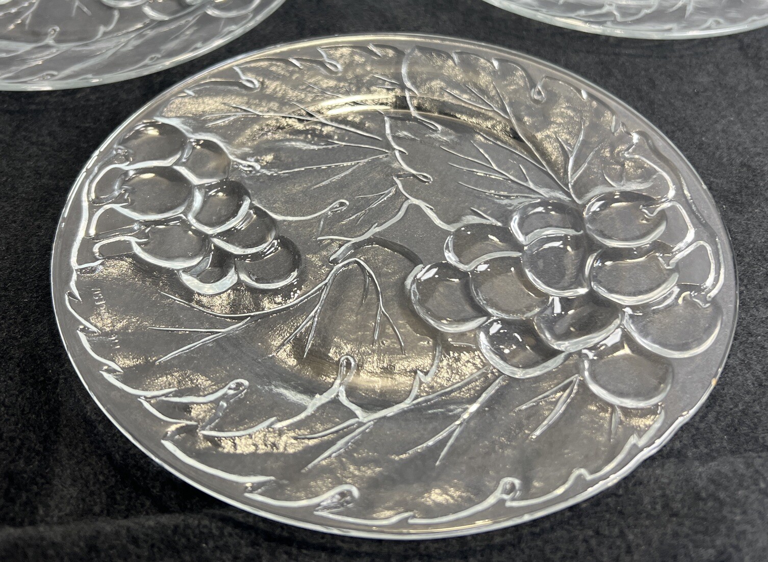 KIG Indonesia Clear Grapes and Leaves Salad Dessert Plates 7″ Vintage