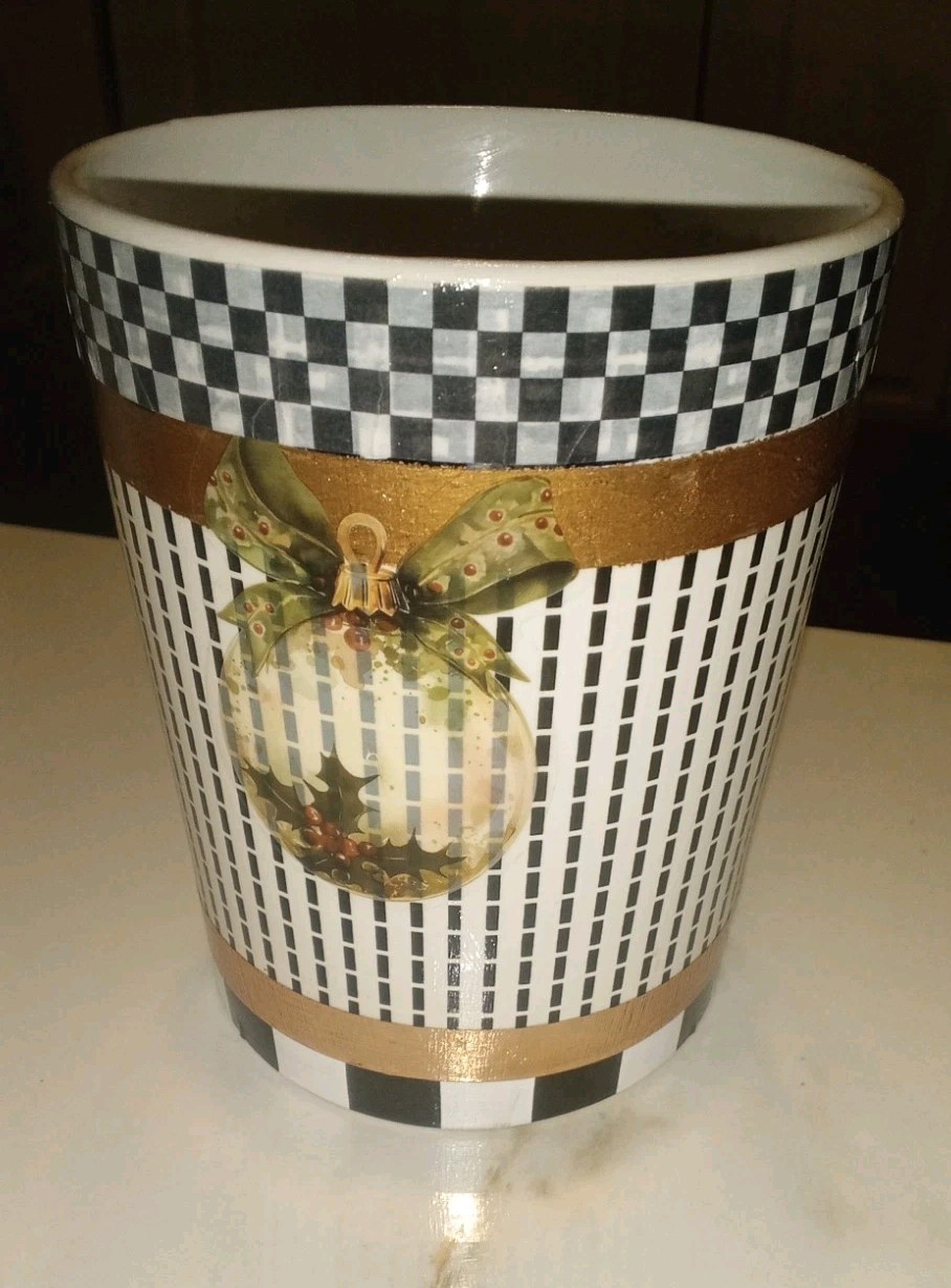 McKenzie CHild InspiSet Of 2 Holiday Mugs Unique Design 4 1/2″ Tall Embellished