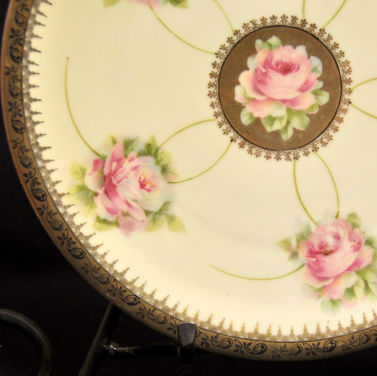 PM Moschendorf Bavaria Plate 8 3/4″ Roses w/Gold w/Black Scrollwork 1895-1910
