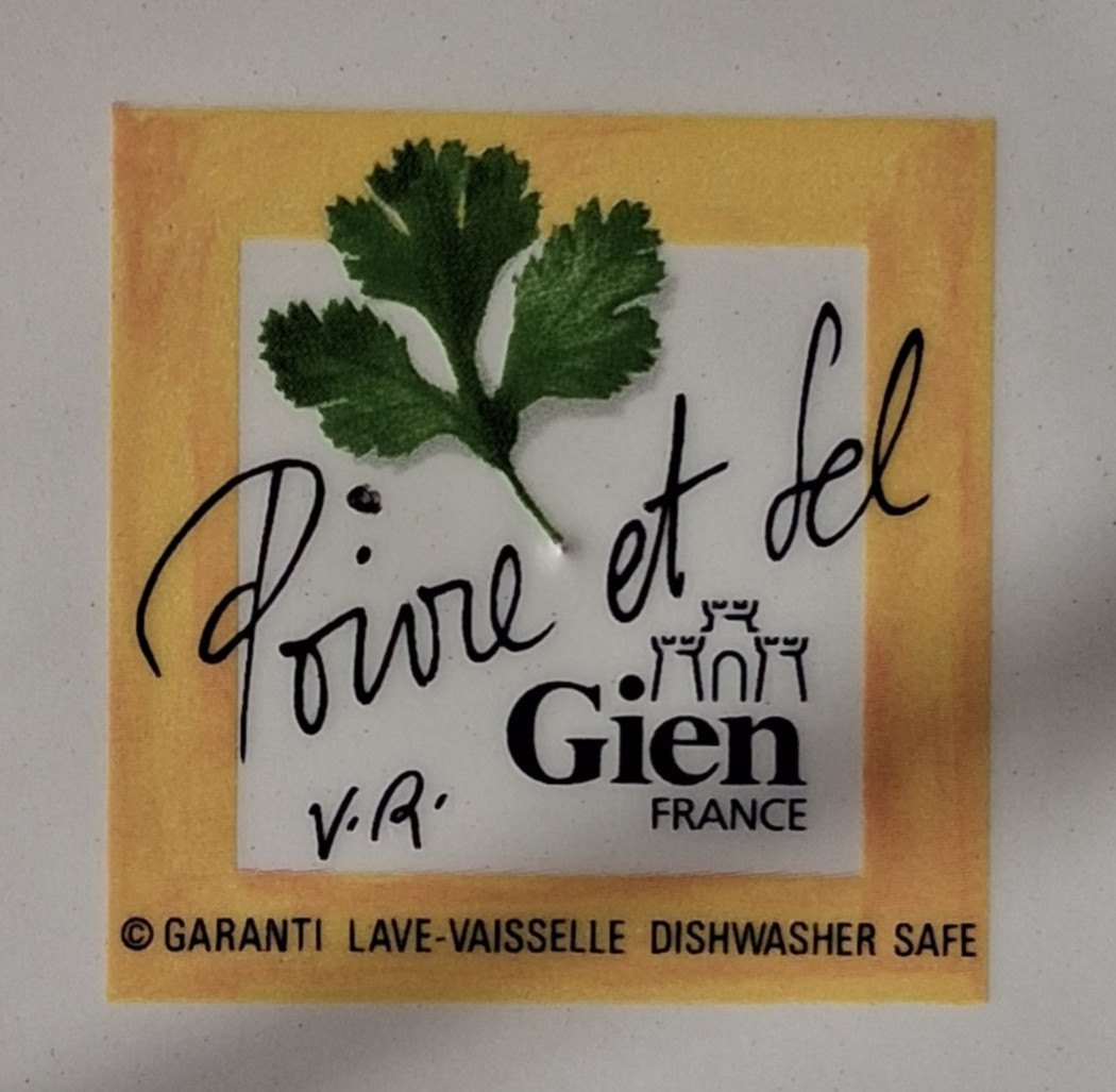 Gien France Poivre Et Sel Shallot Design 8 3/4″ Salad Plate Scalloped Edge