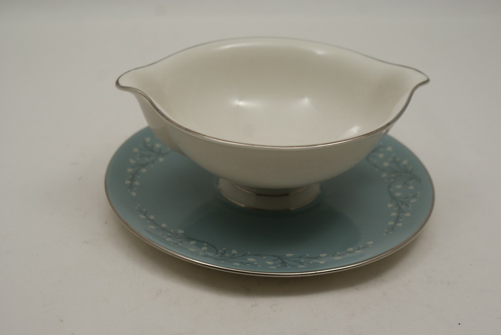 Syracuse Minuet Off White Leaves On Blue Platinum Trim Gravy Boat Plate Attached