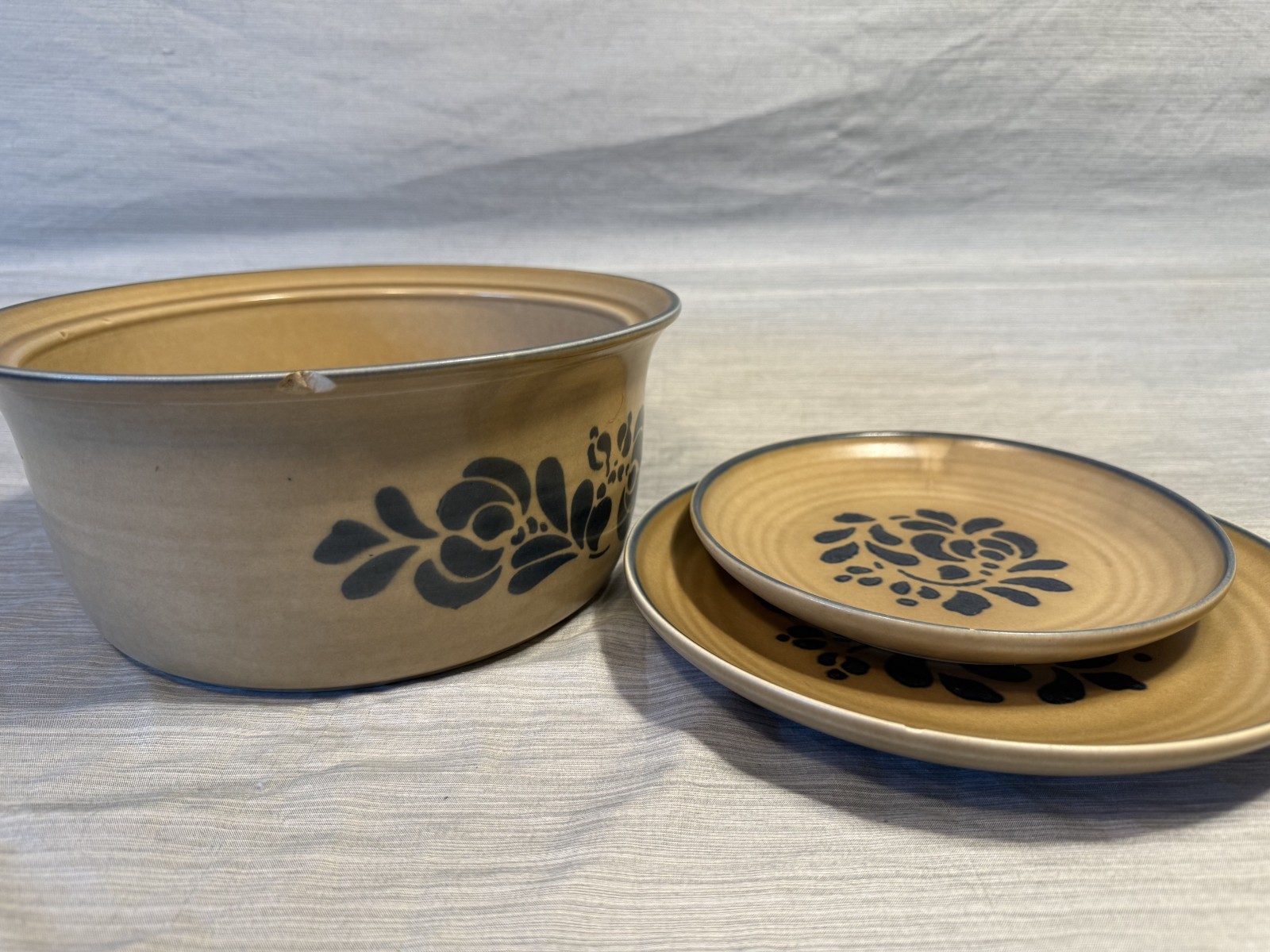 Pfaltzgraff Folk Art Stoneware Lot Loaf Pan Basket Tray Bud Vase Plates 12pc