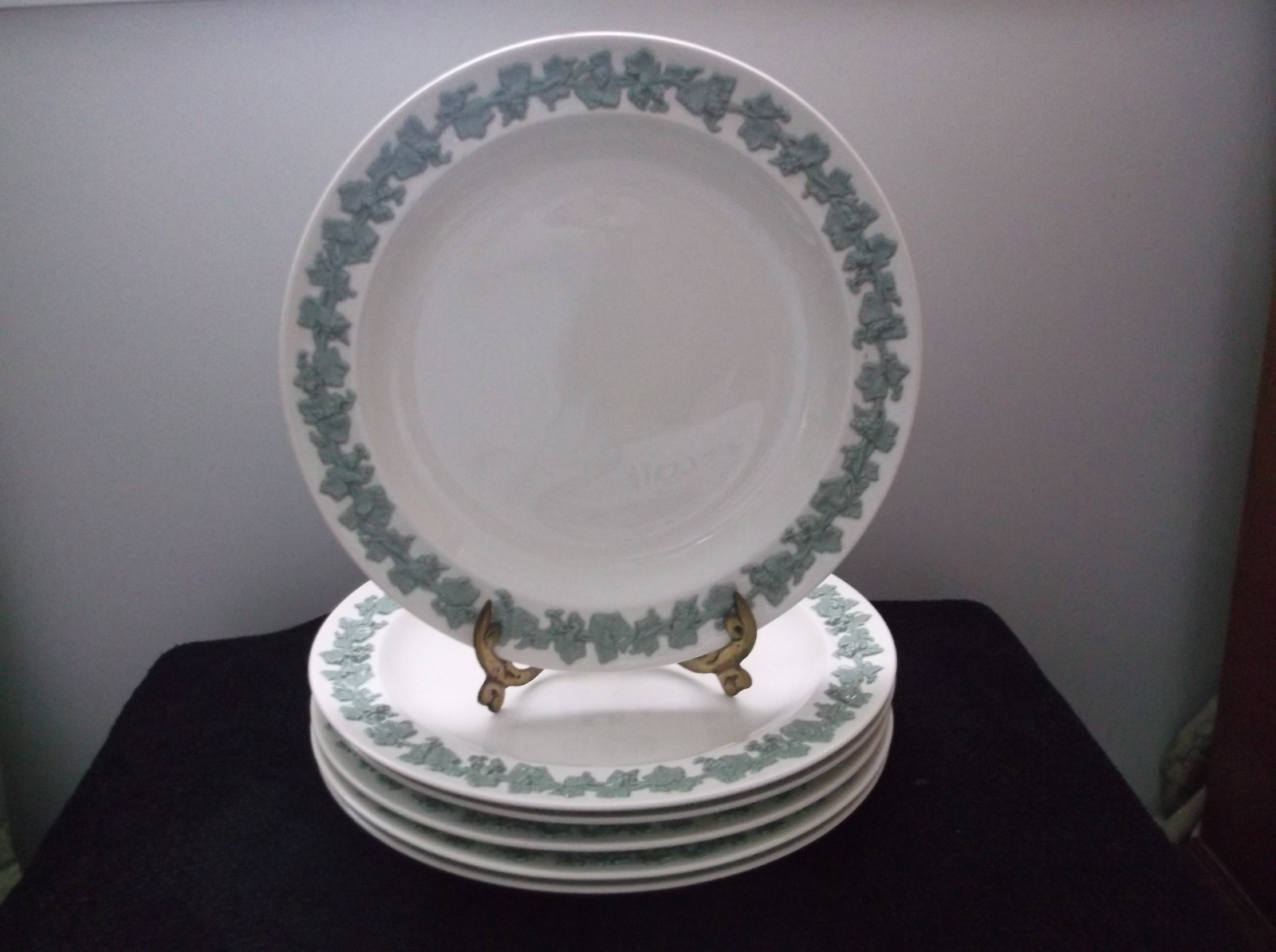 Set of 6 Wedgewood Embossed Queens Ware Celadon Green on Cream 10″ Dinner Plates
