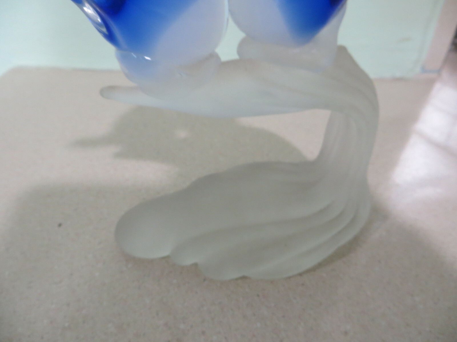 BEAUTIFUL ARTGLASS LOVEBIRDS ON PERCH BLUE AND CLEAR GLASS, 5 1/2 X 4 1/2 INCHES