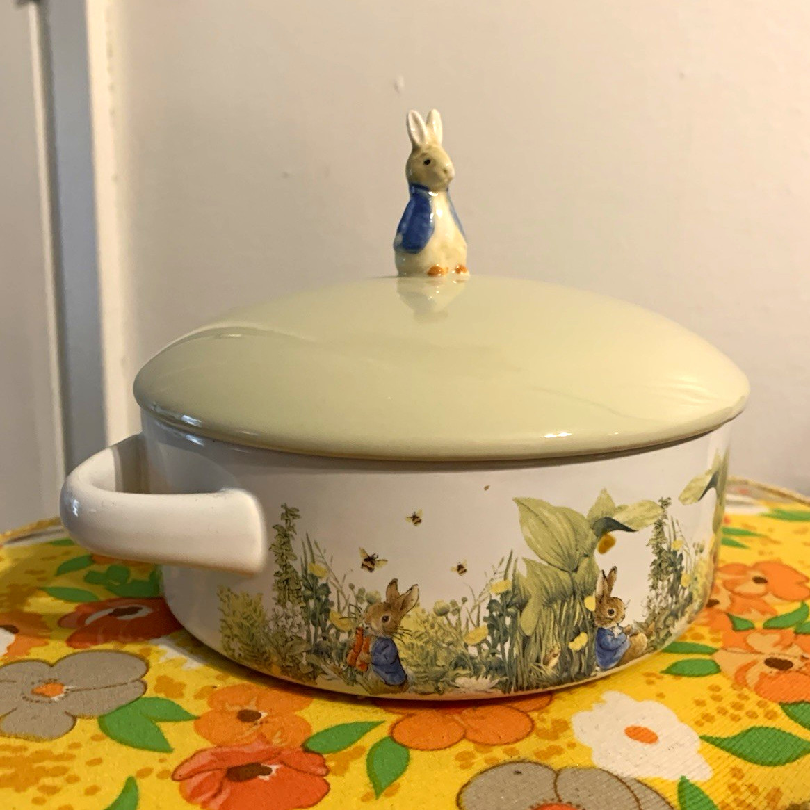 Beatrix Potter Peter Rabbit Round Ceramic Covered Casserole Dish w/ Lid, 400°F