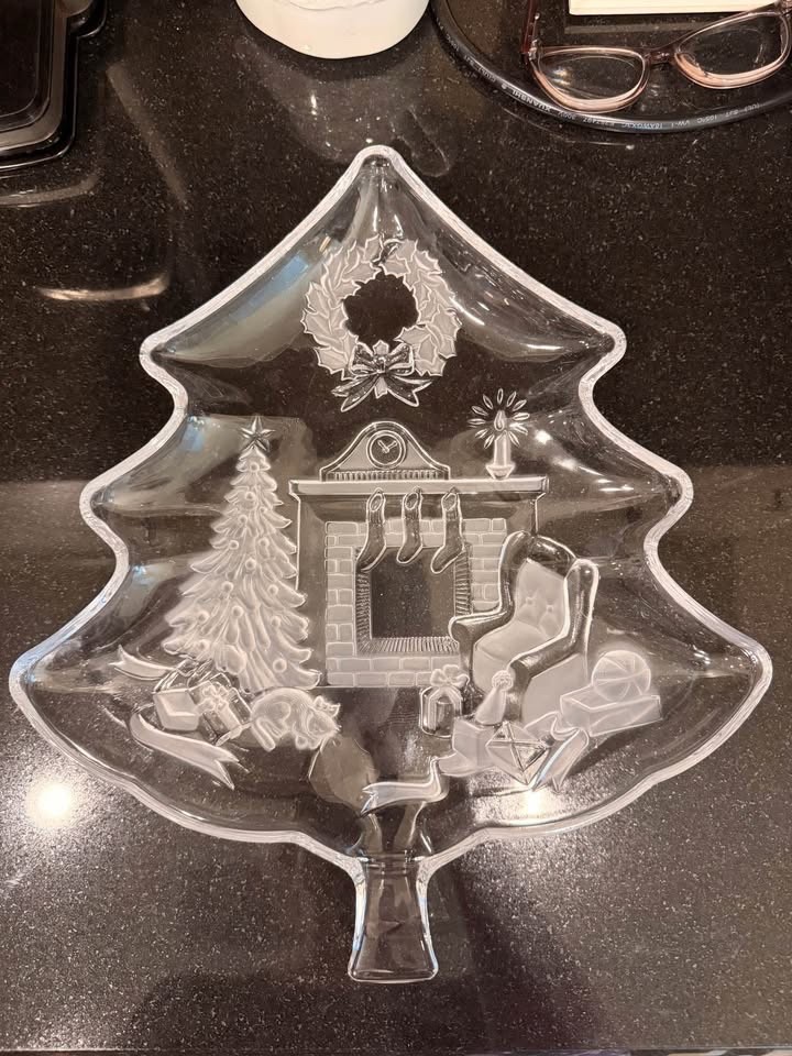 Mikasa Crystal Holiday Classic 13.5 inch Christmas Tree Shaped Serving Platter