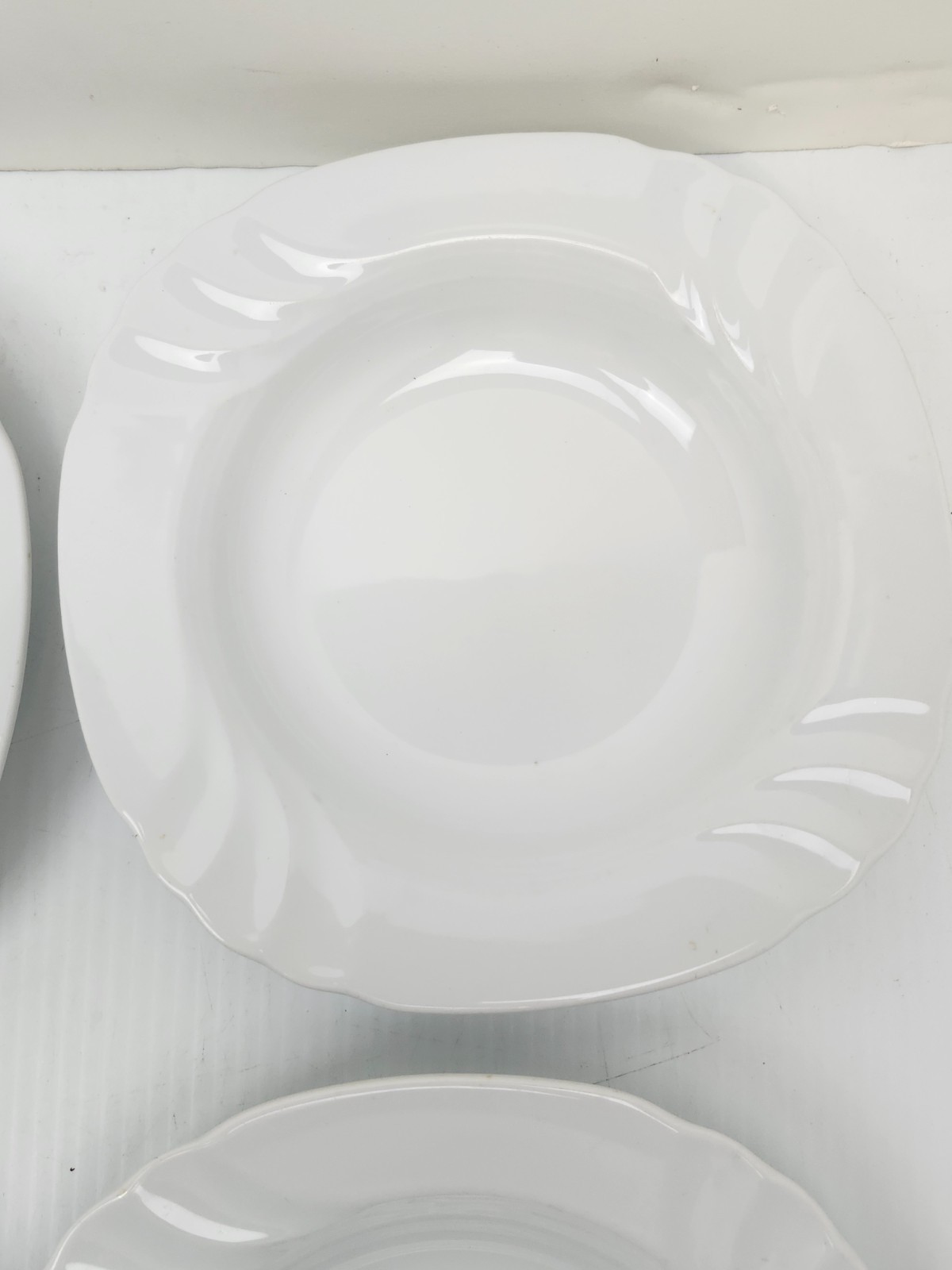 Set of 4 White Scalloped Rim Soup Bowls 8.75″ – Thick Stoneware – Unmarked