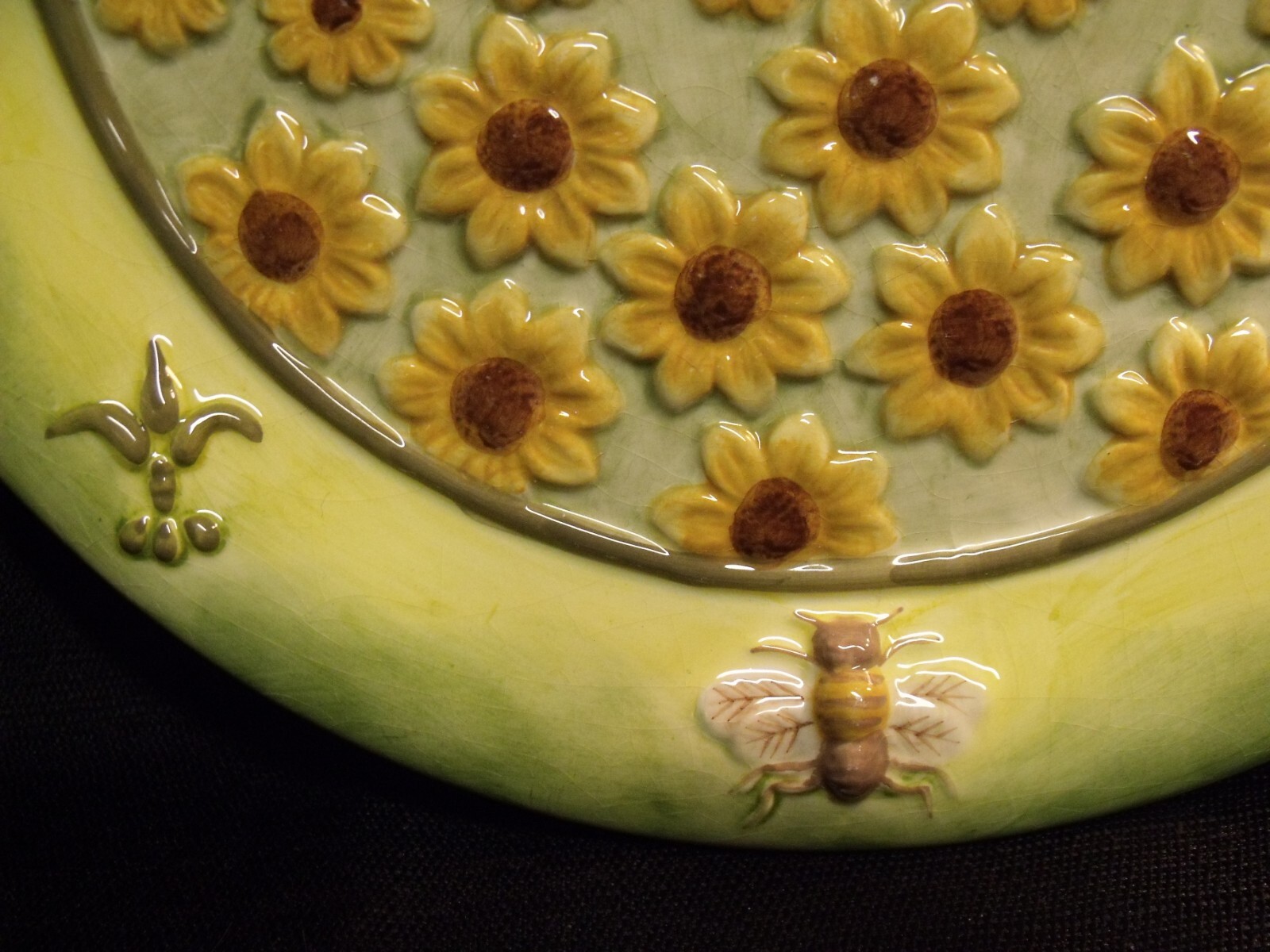 VINTAGE 12″ PORCELAIN HAND PAINTED HONEY BEES AND SUNFLOWERS FARM SCENE PLATE