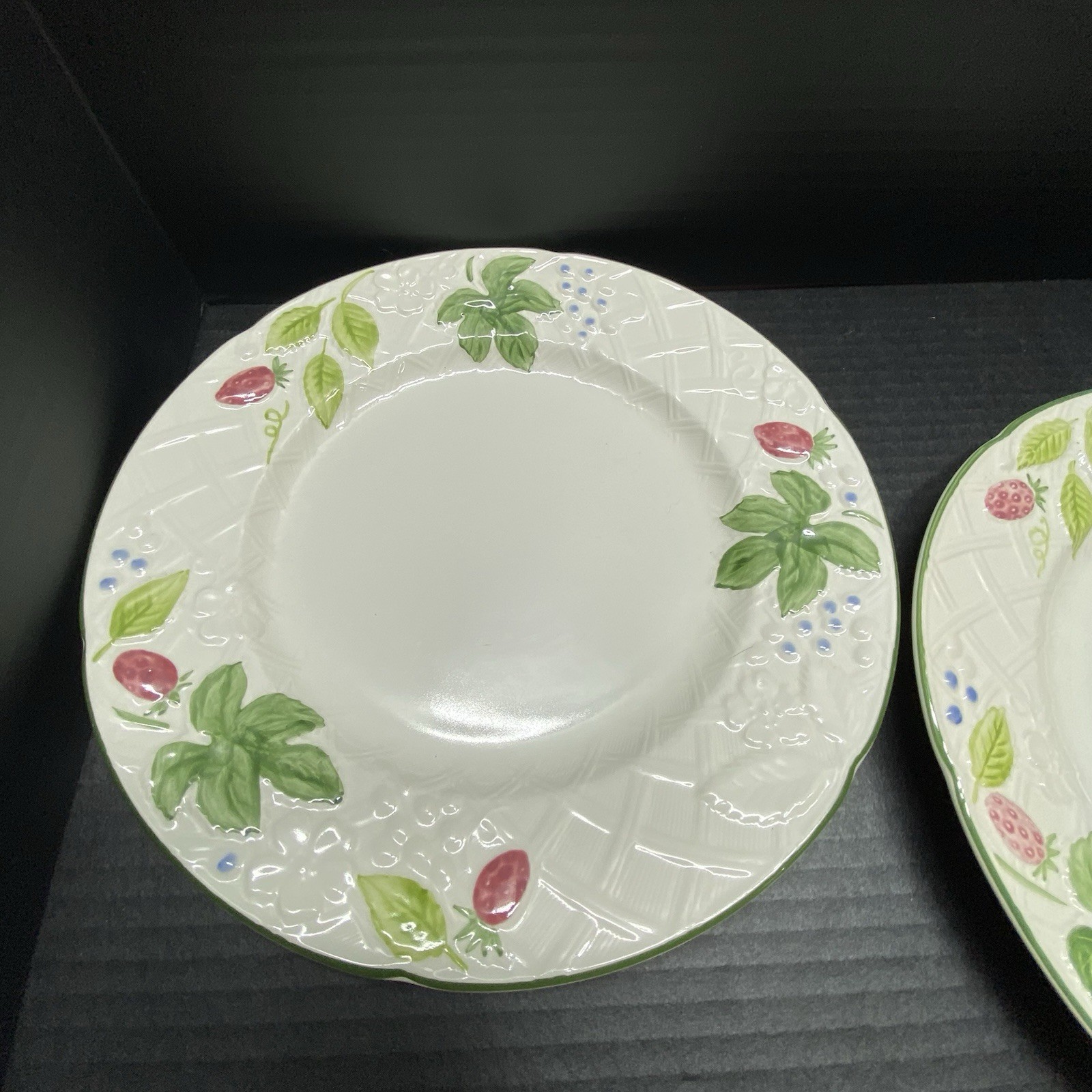 Mikasa COUNTRY BERRIES Strawberry Large Rim Salad Bowls (4) & Dinner Plates (2)