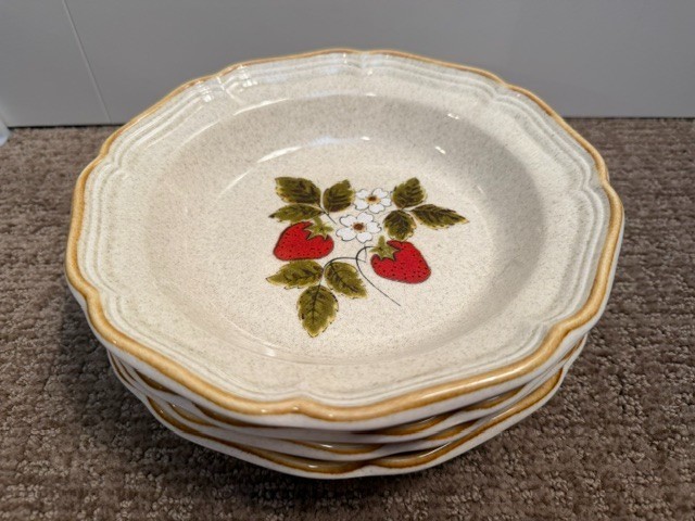 Set of 4 Mikasa Strawberry Festival Japan EB 801 Rimmed Soup Bowls Speckled EUC