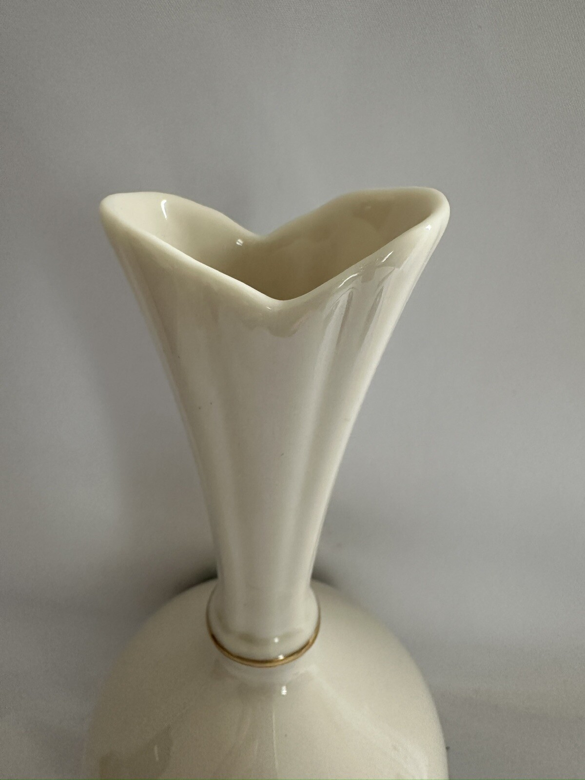 Lenox Holly Berry Fluted Round Bud Vase w/24kt Gold Trim 8” Holiday Christmas