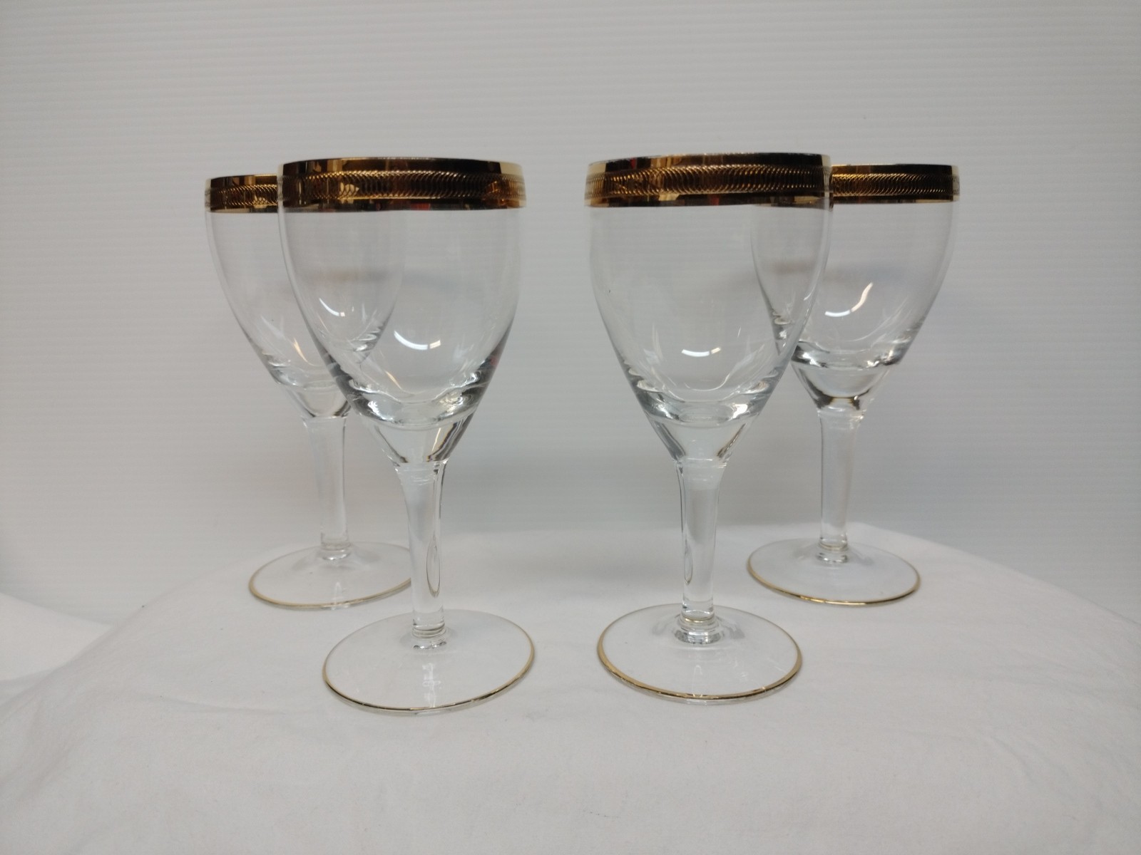 Gold Trim Crystal Goblet Wine Glass 5″5×2″5 high Set Of 4 See Picture
