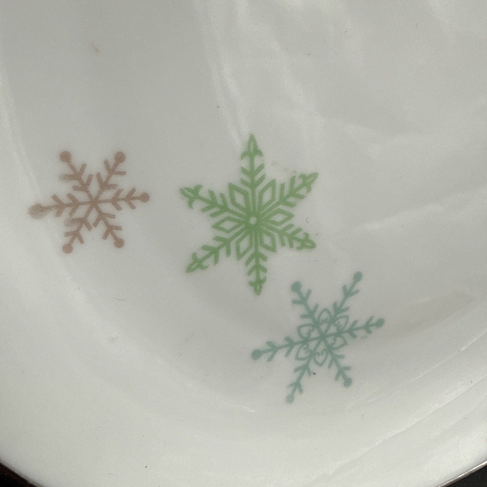 Fine china dinnerware set in ‘Snowflake’ pattern by Harmony House