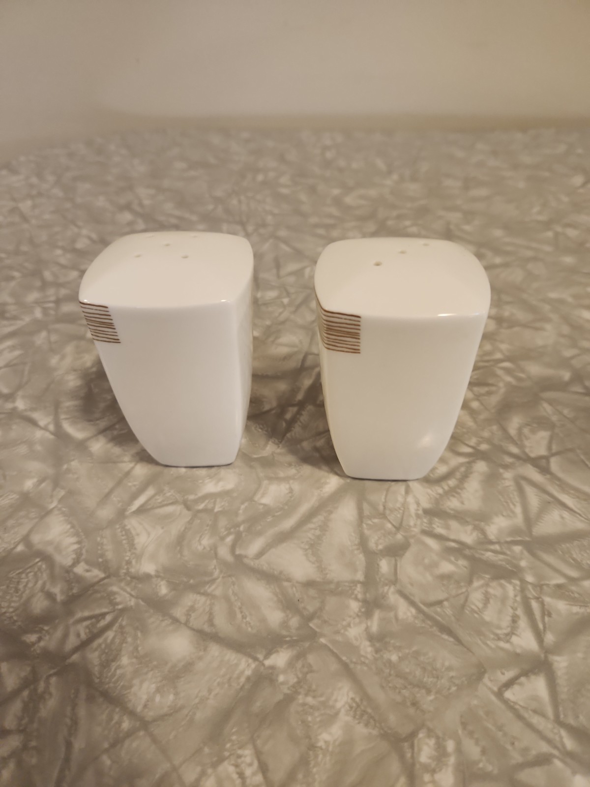 Mikasa Modern Art AN002 Salt and Pepper Shakers for Dish set. Kitchen, dining.