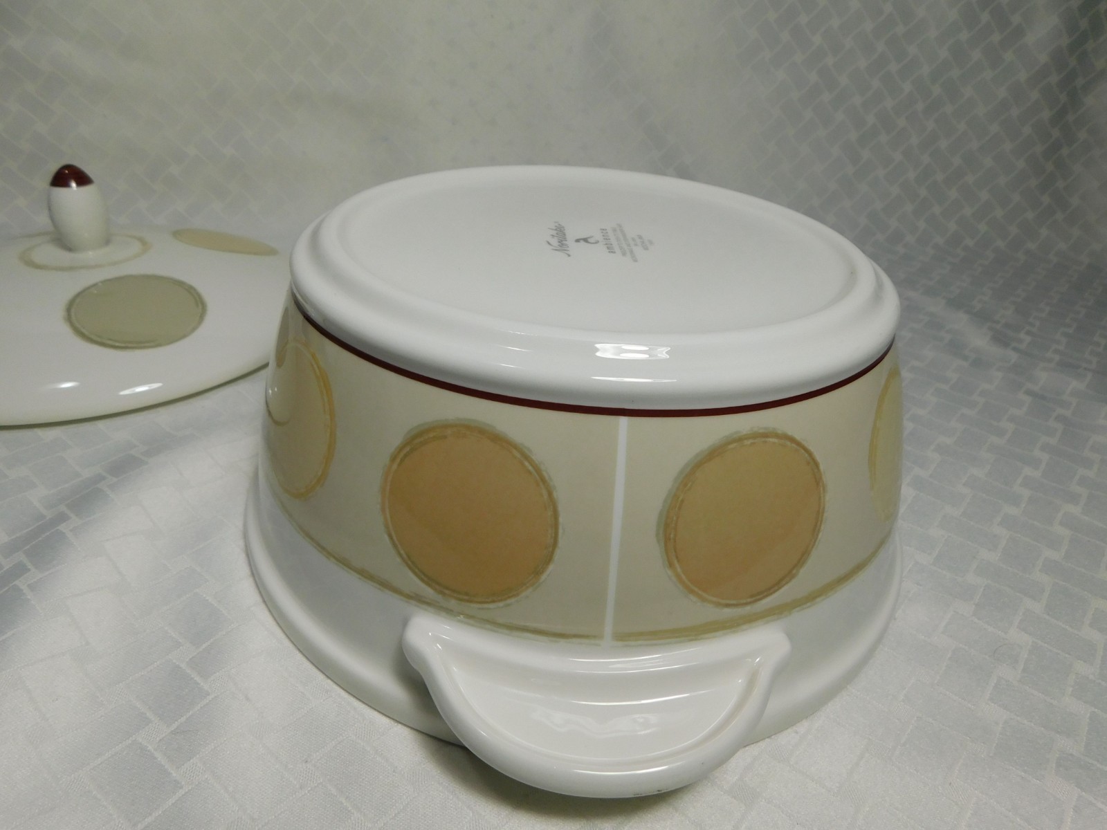 Noritake Mocha Java 2.5qt Covered Casserole Dish 7989, Ambience