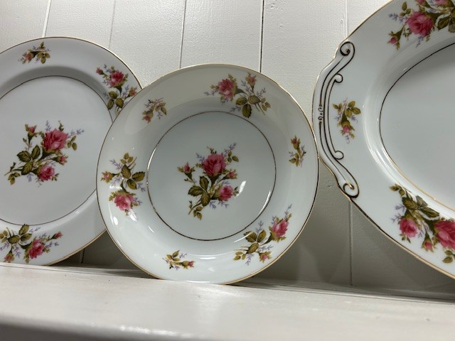 Fine China Royal Rose Set Of 94 Gold Trim Pink Rose Japan