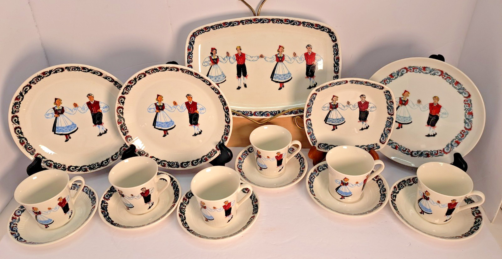 Figgjo Norway 17 Pc Set Hardanger Dancers 6 Ea Cup / Saucer 3 Salad Plate Tray +