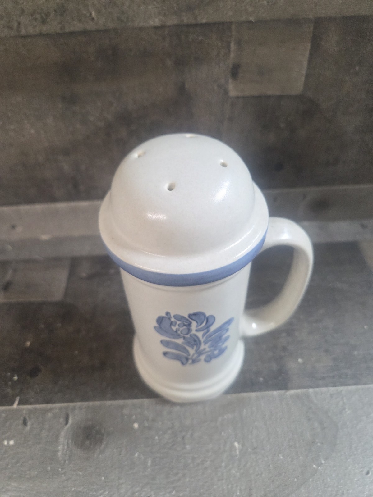 Pfaltzgraff Yorktowne Cheese/Spice Shaker with Handle & Stopper 6.5″ Stoneware