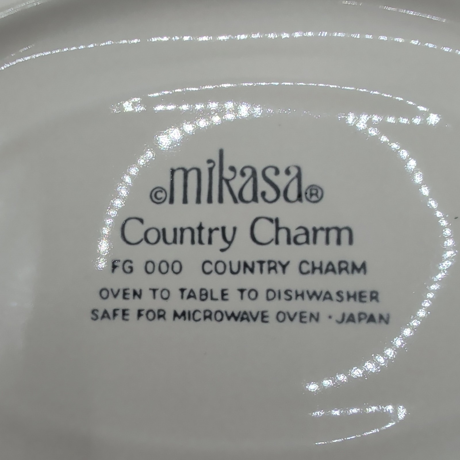Mikasa Country Charm FG000 Gravy Boat with Underplate Speckled Cream and Gold