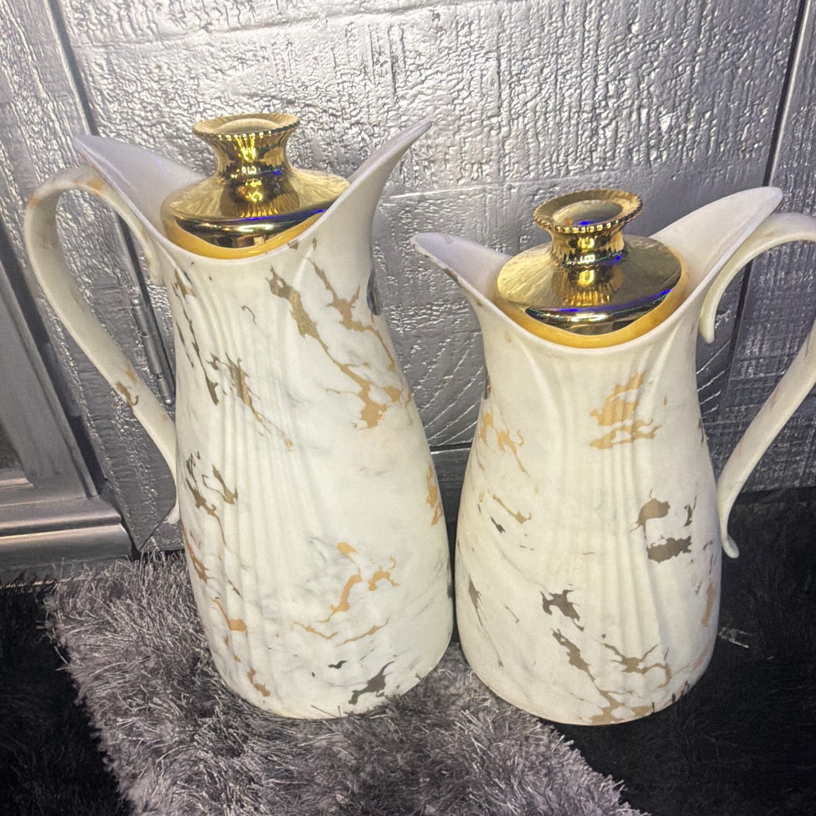 Unmarked 2pc Ceramic Marble Pitcher Set Glossy Gold Lids 0.7L/1.0L