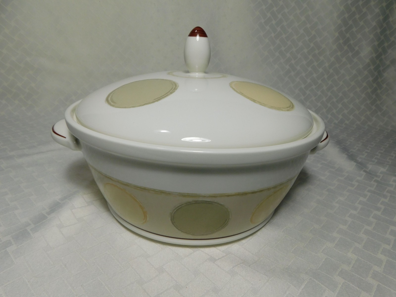 Noritake Mocha Java 2.5qt Covered Casserole Dish 7989, Ambience