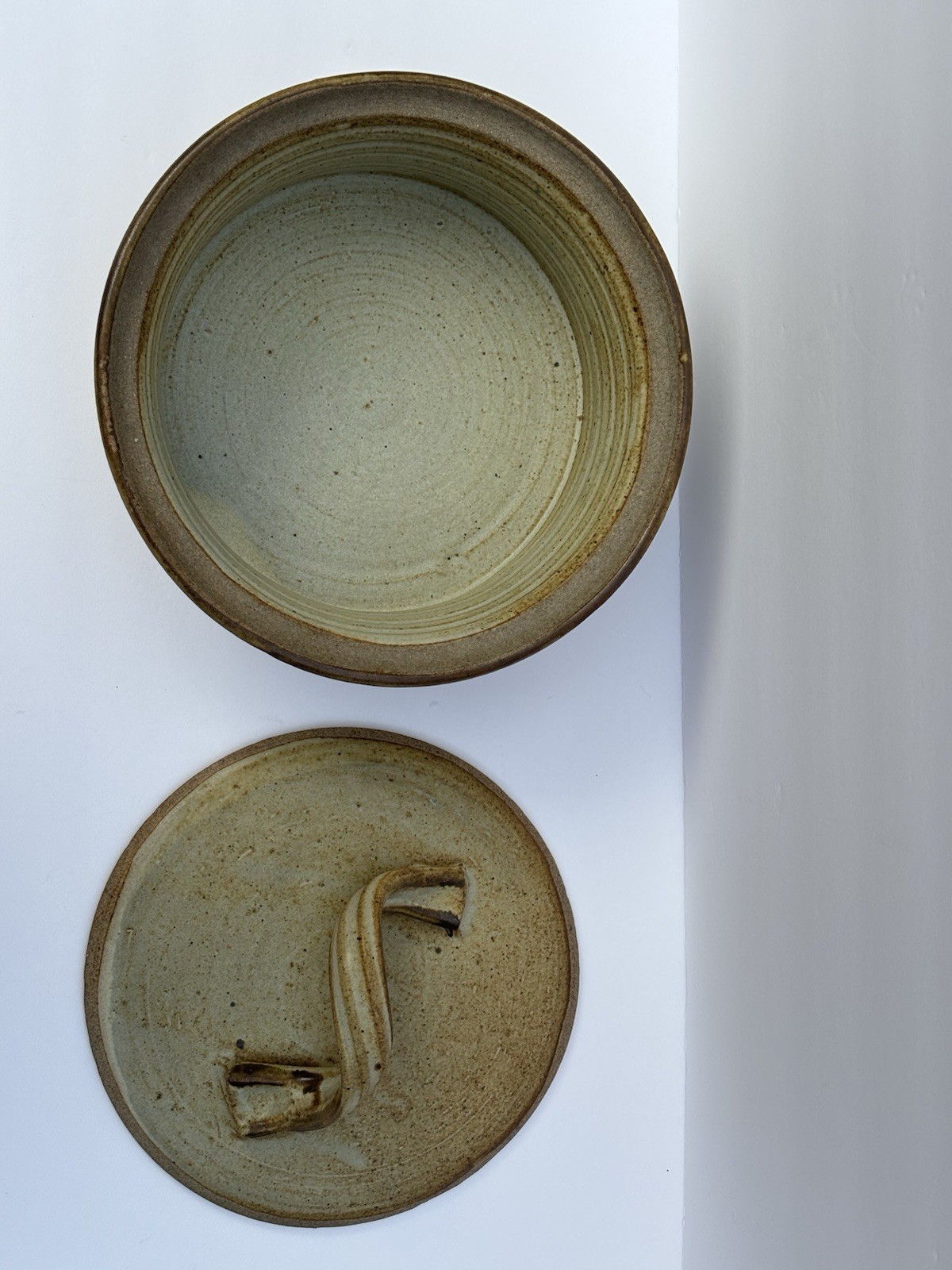Round Stoneware Covered Casserole Dish Beige Brown Speckled Pottery Glaze