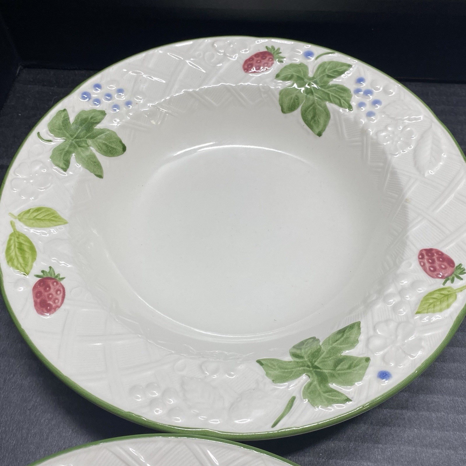 Mikasa COUNTRY BERRIES Strawberry Large Rim Salad Bowls (4) & Dinner Plates (2)