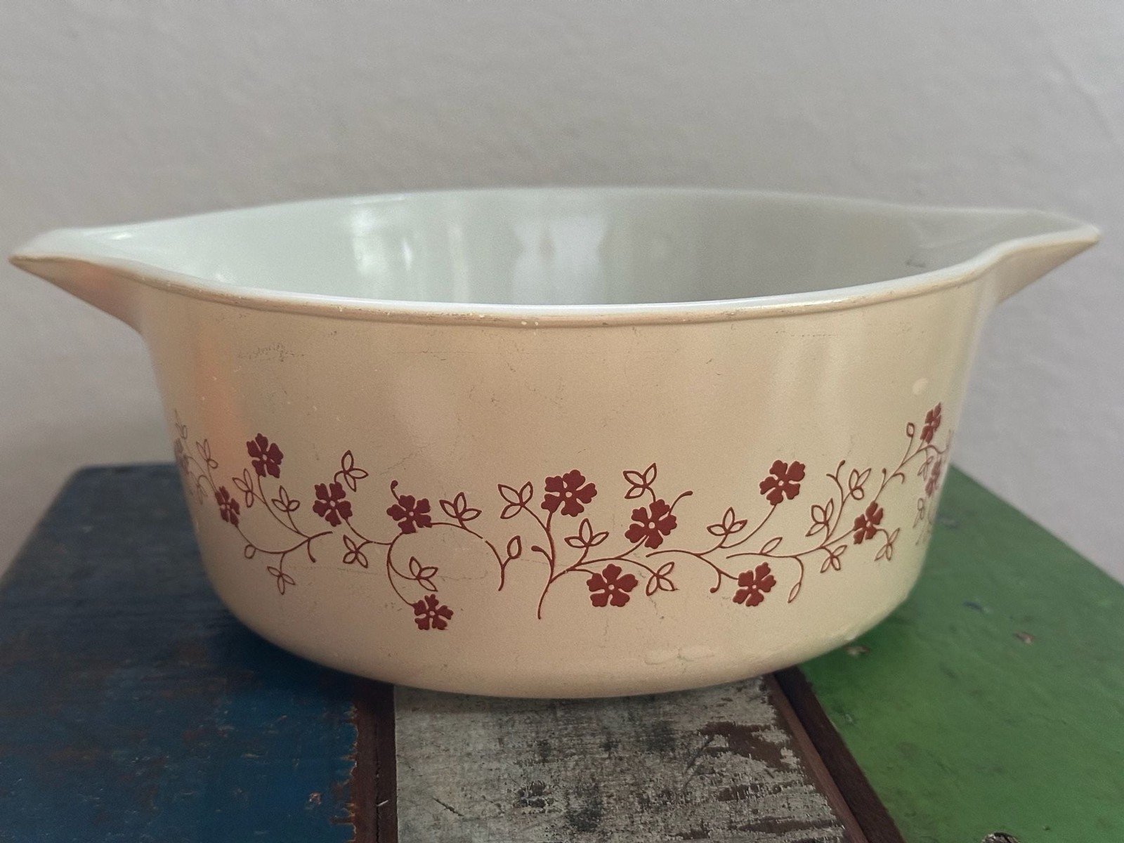 Vintage 1980’s Pyrex Trailing Flower Beige casserole dish 2.5qt
