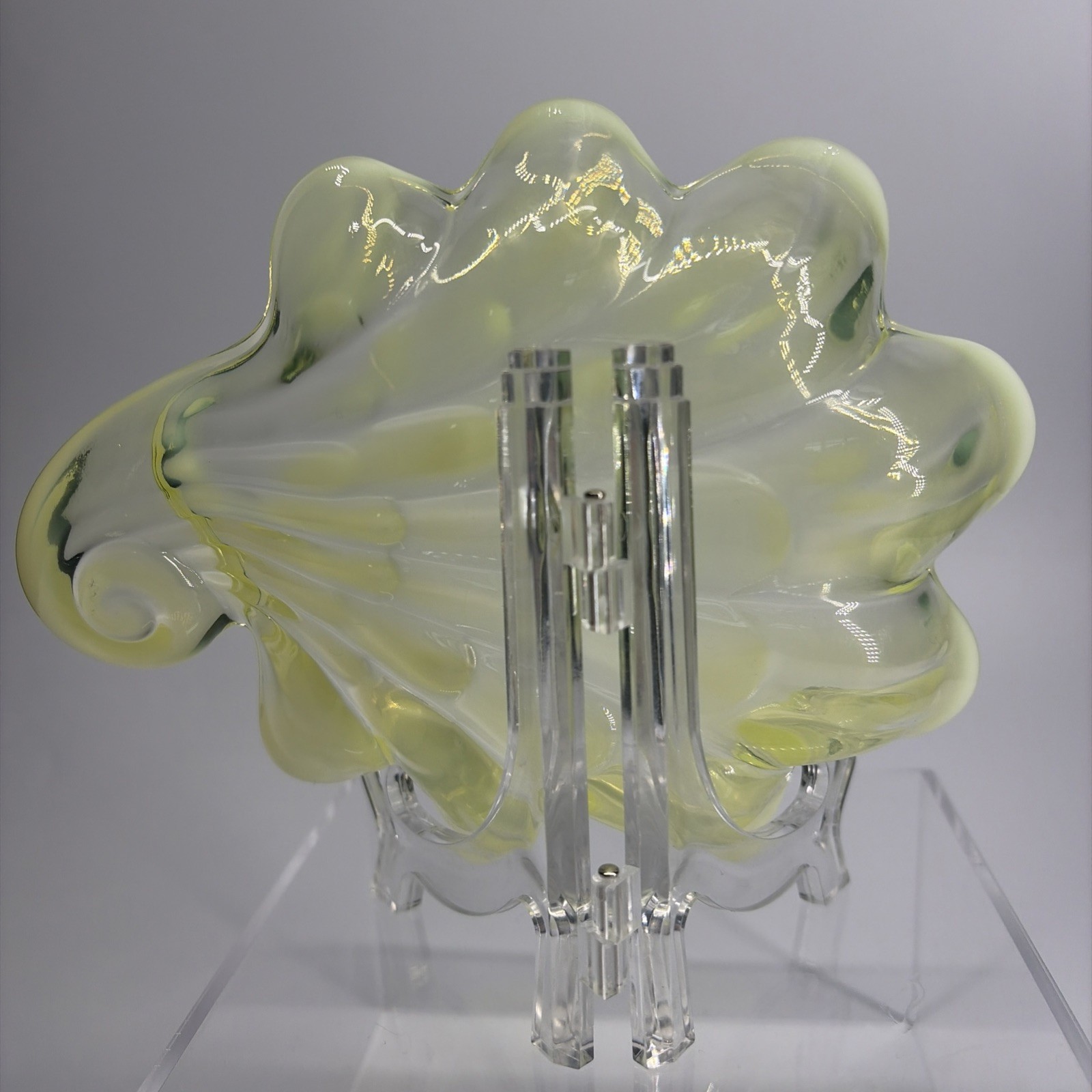 Duncan Miller Clam Sea Shell Trinket Dish 6.5″ Vaseline Uranium Opalescent Glow
