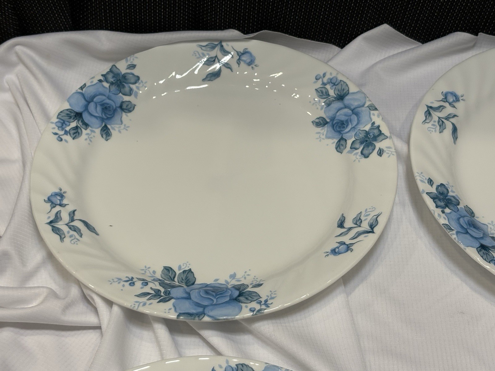 Four (4) Corelle by Corning Blue Velvet Floral 10 1/4” Dinner Plates (Mint)