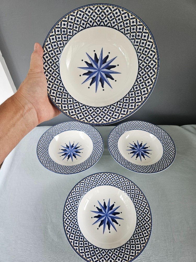 Victoria & Beale Williamsburg Soup Bowls Set of 4 Cobalt Blue Yellow White 8.5″