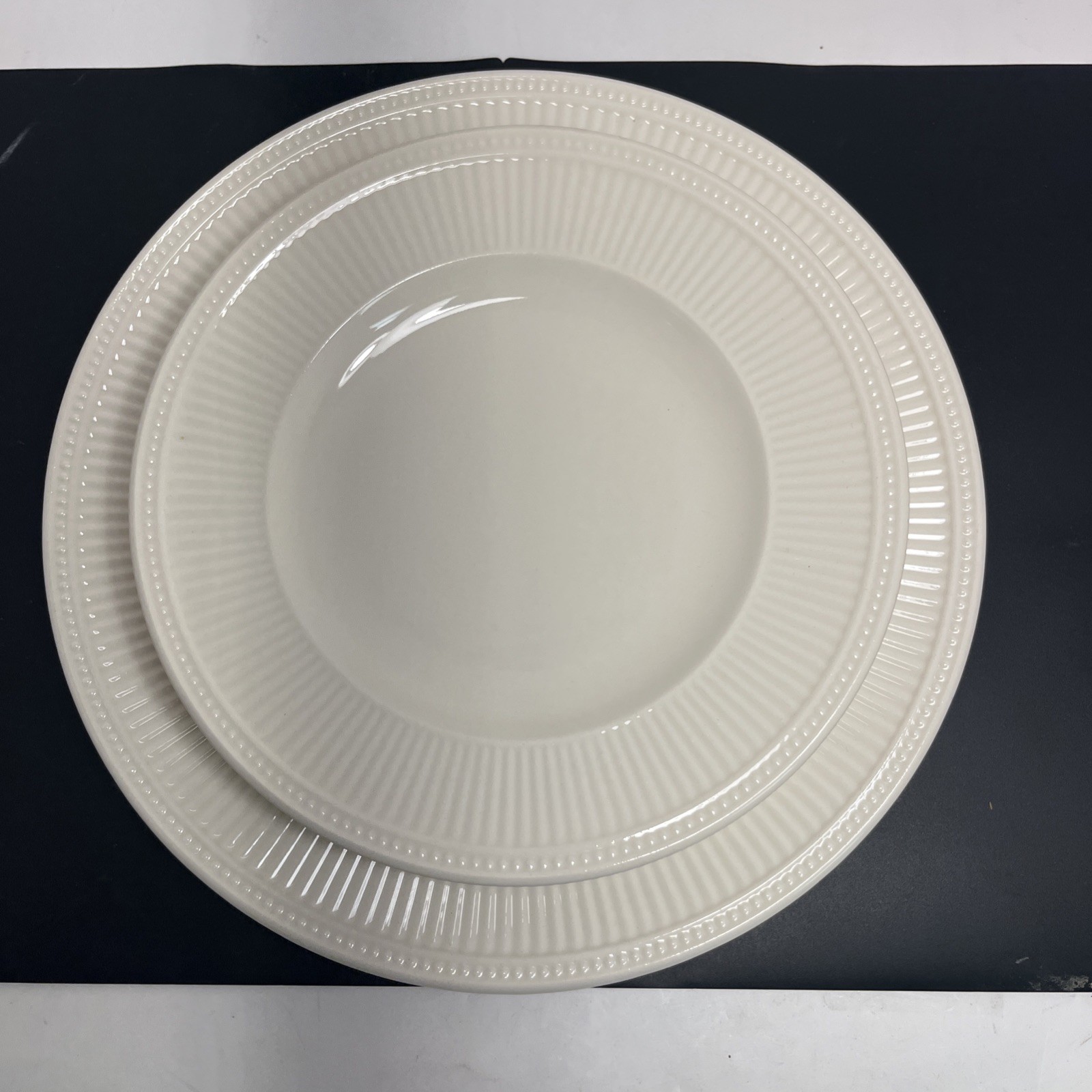 Classic Wedgwood Windsor Pattern 4 Dessert Salad Plates 8” & 1 Dinner Plate 11”