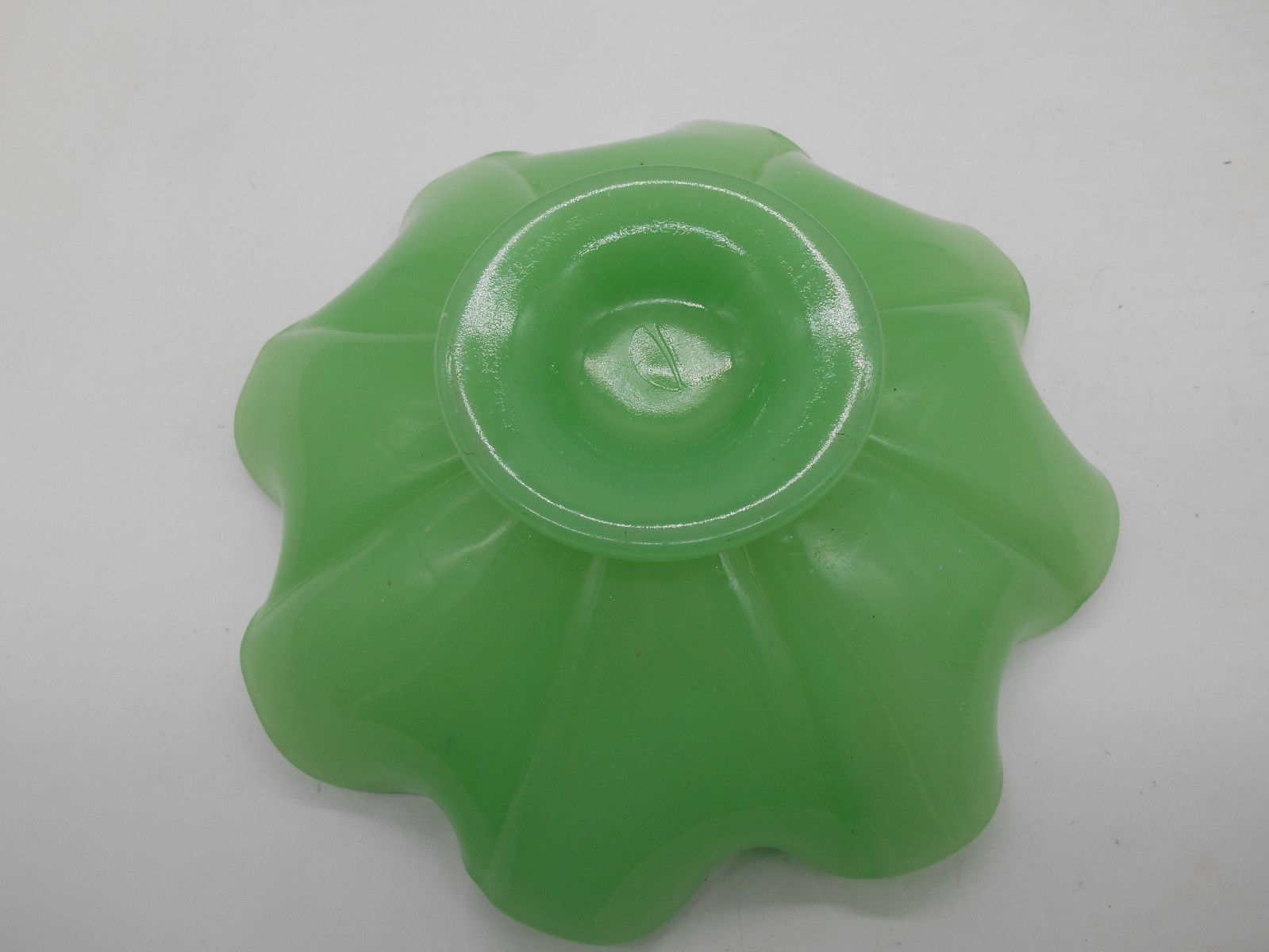 Vintage JADEITE GREEN Scalloped Edged Footed Pedestal Bowl 8 1/8″