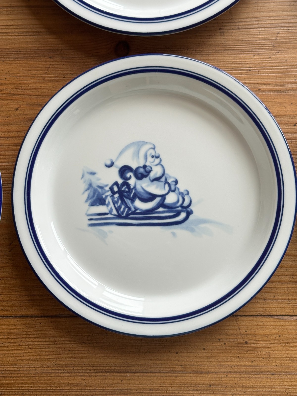 Dansk Bistro Christmas 8 3/4″ Lunch / Salad Plates Set of 8 Santa Blue White Exc