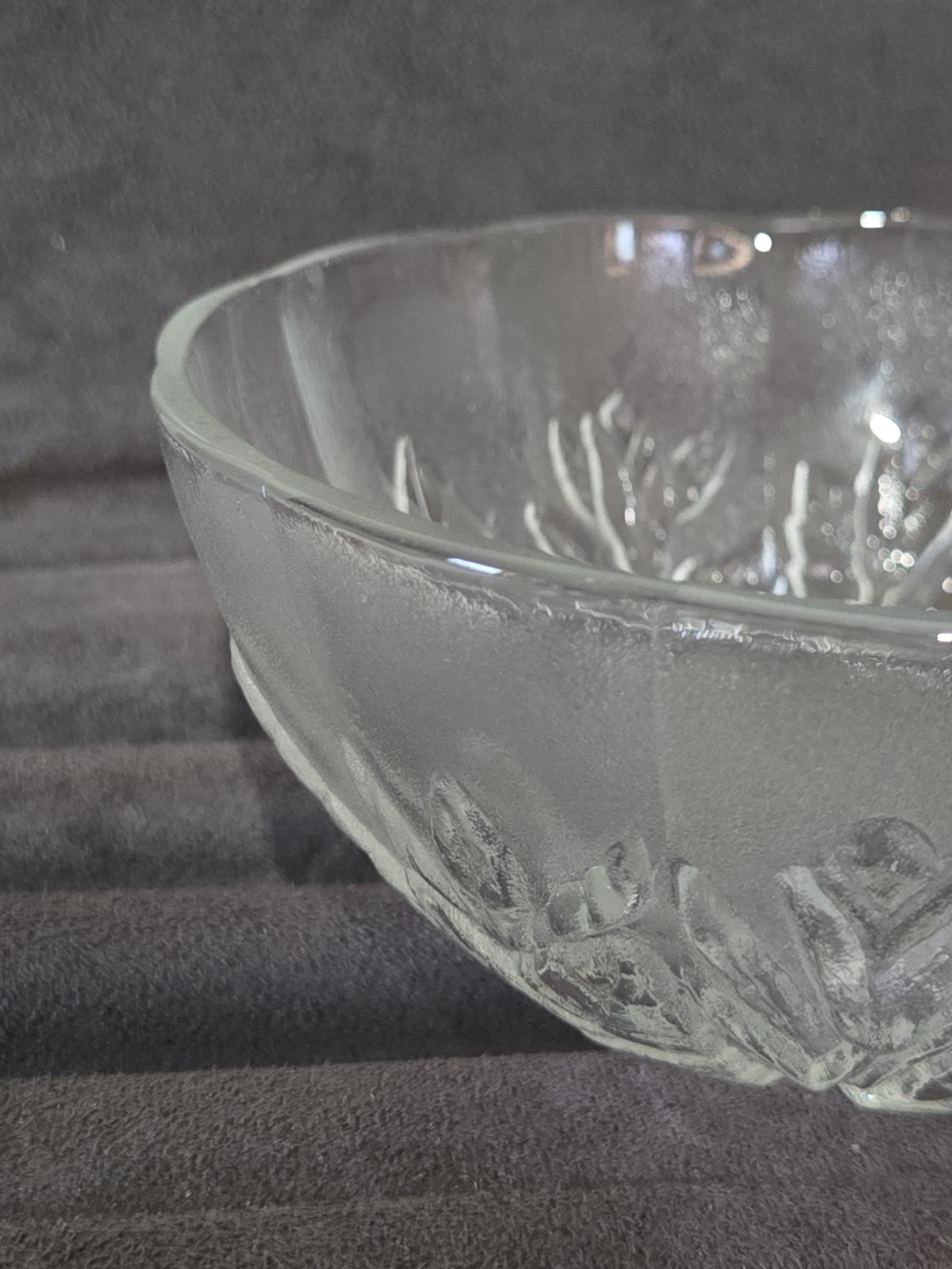Pasari Indonesia Serving/Berry Bowl – Rose Pattern w/Scalloped Edge, 5in