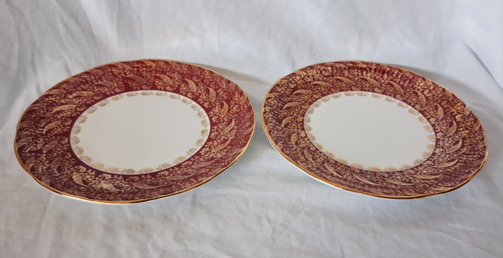 Elizabethan SOVEREIGN RED Luncheon Dinner Plates 9″ Gold Gilt (Set of 2) England