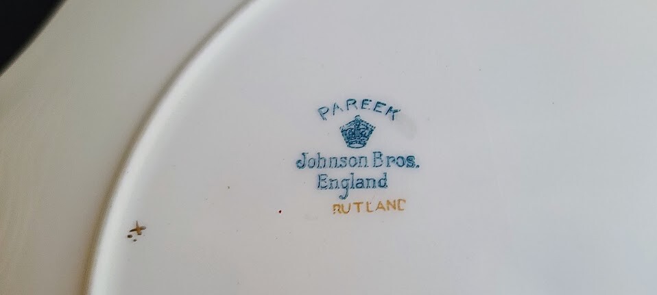 8 Dinner Plates Rutland Johnson Bros. Cobalt Blue Rust / Gold Floral 9 3/4″ wide
