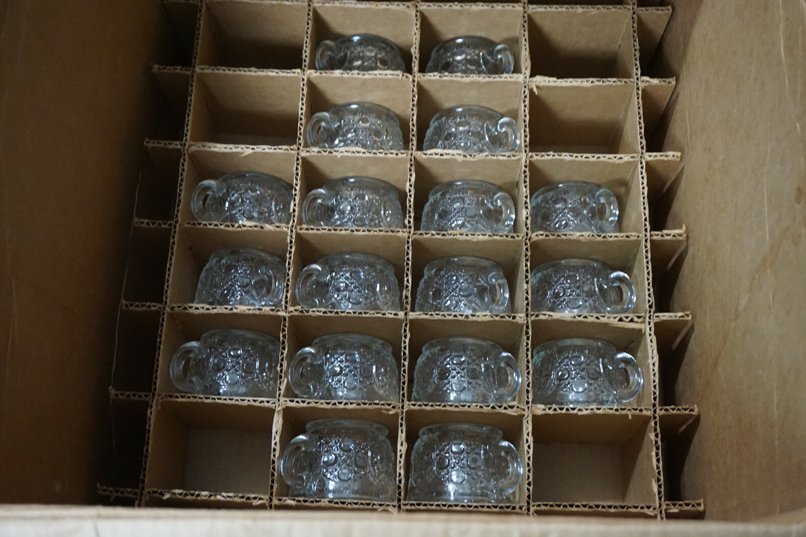 L E Smith Daisy & Button Punch Bowl & (18) Cups, 2 1/8″ in Original Box