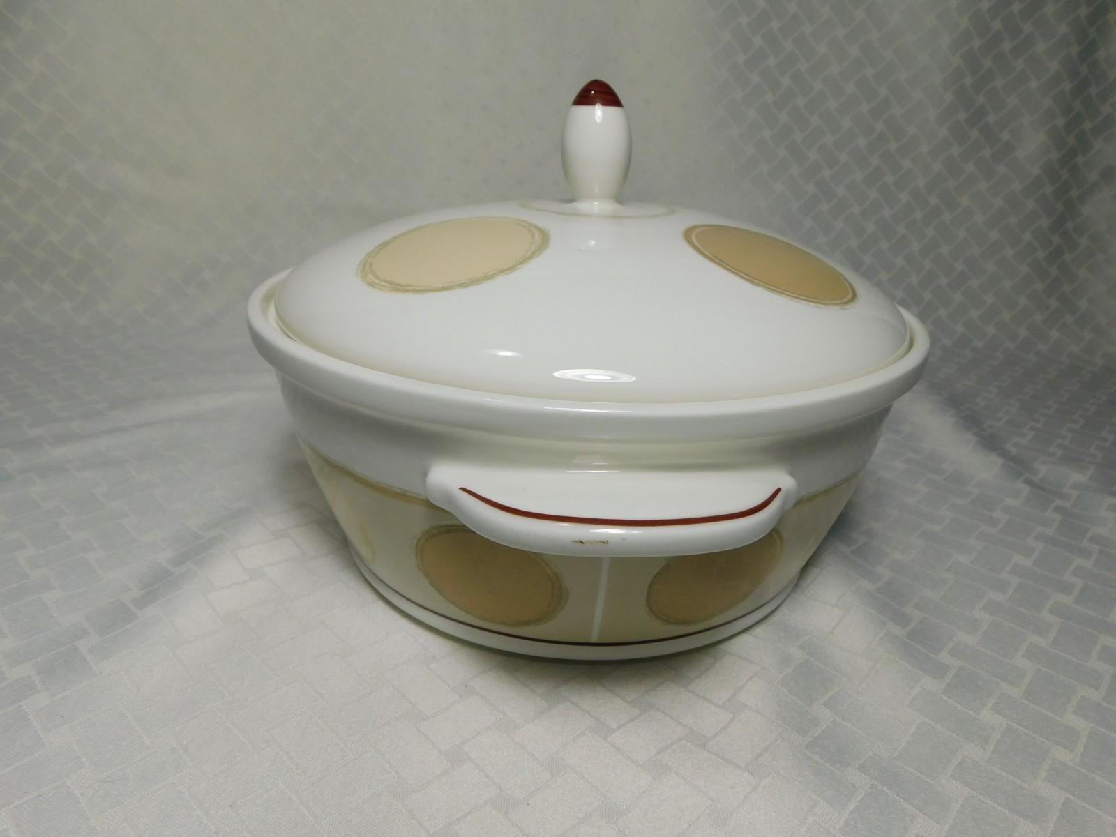 Noritake Mocha Java 2.5qt Covered Casserole Dish 7989, Ambience