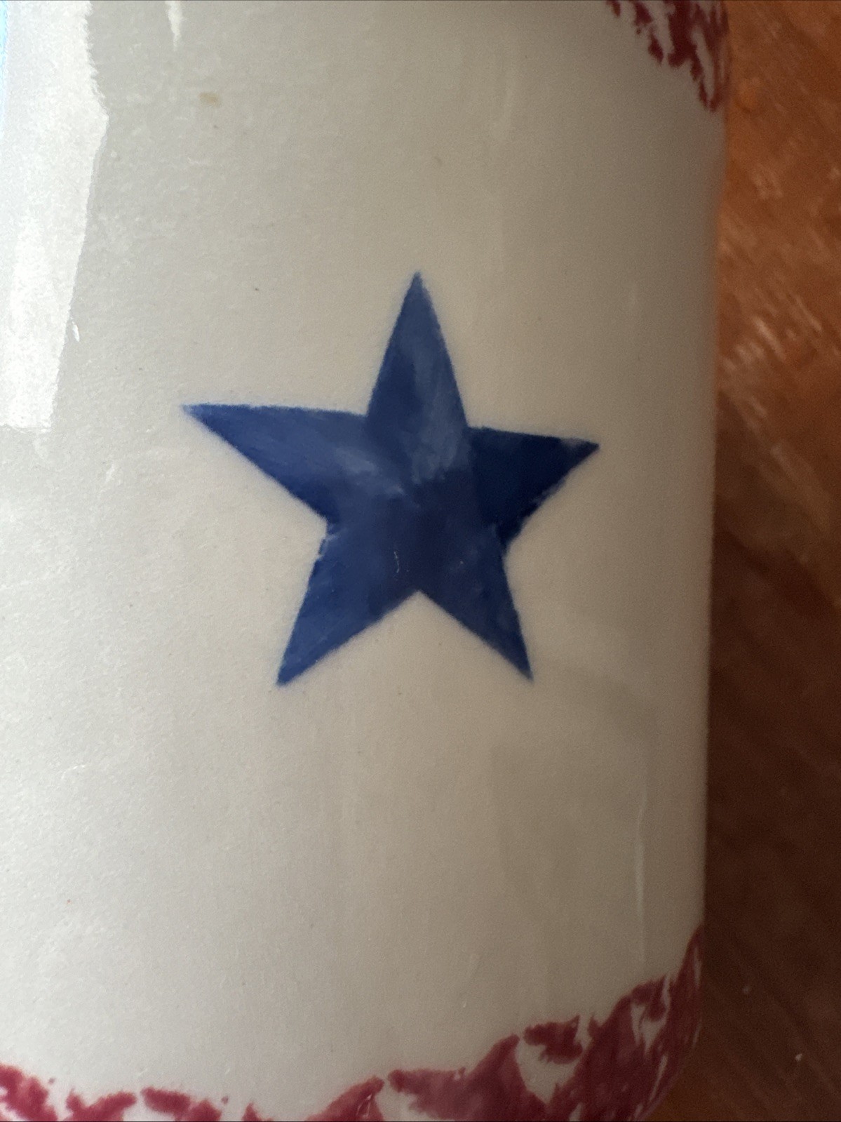 Gerald E. Henn Red Spongeware Crock Cream Blue Stars Roseville Ohio 4.25″ T