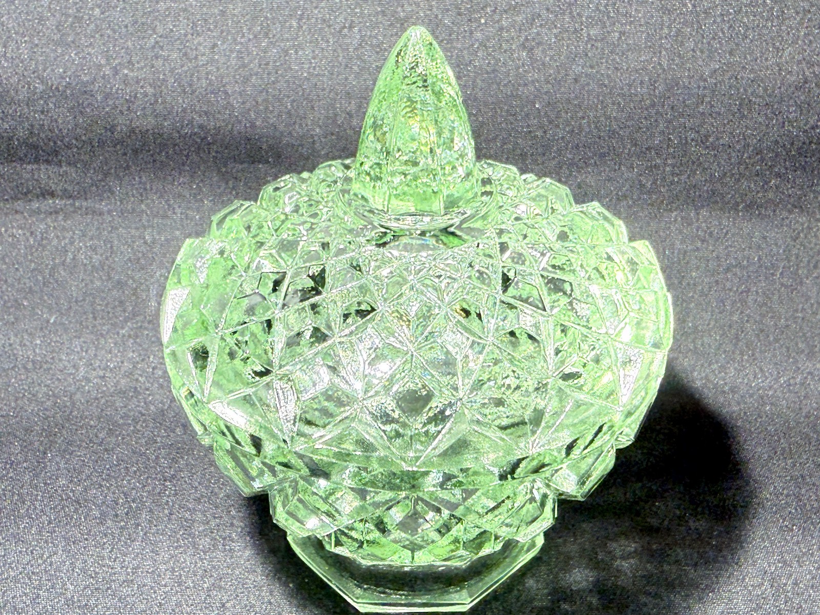 Green Vaseline Uranium glass covered candy dish coffee sugar jar / bowl selenium