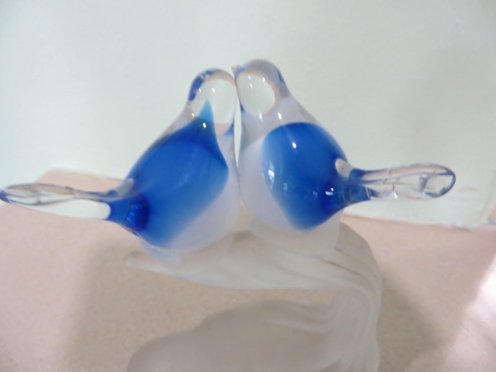 BEAUTIFUL ARTGLASS LOVEBIRDS ON PERCH BLUE AND CLEAR GLASS, 5 1/2 X 4 1/2 INCHES