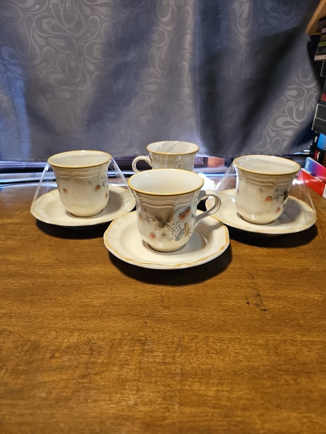 Mikasa Country Charm Berry Vale 4 cups FG001 & 4 saucers FG000