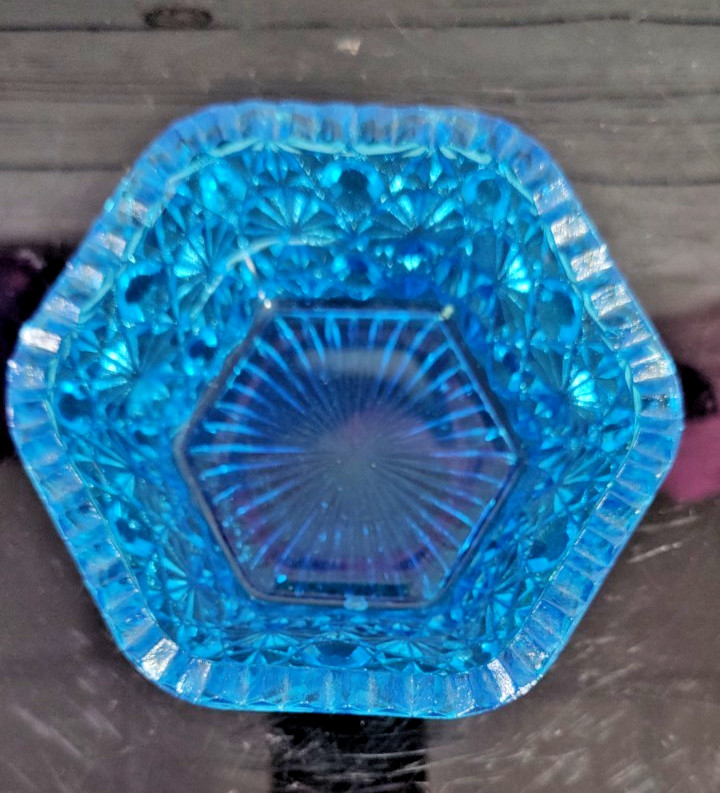 Vintage L.E. Smith Blue Art Glass Hexagon Daisy and Button Bow Sawtooth Rim