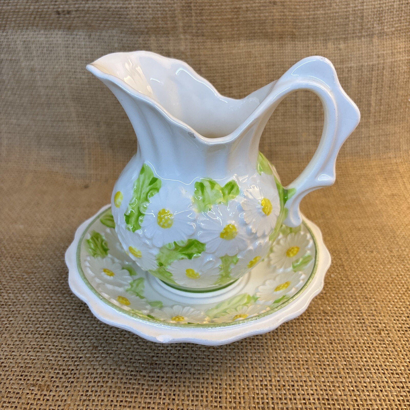 Vintage Enesco Daisy Small Pitcher / Creamer & Saucer – 4 1/2″ MCM Floral Spring