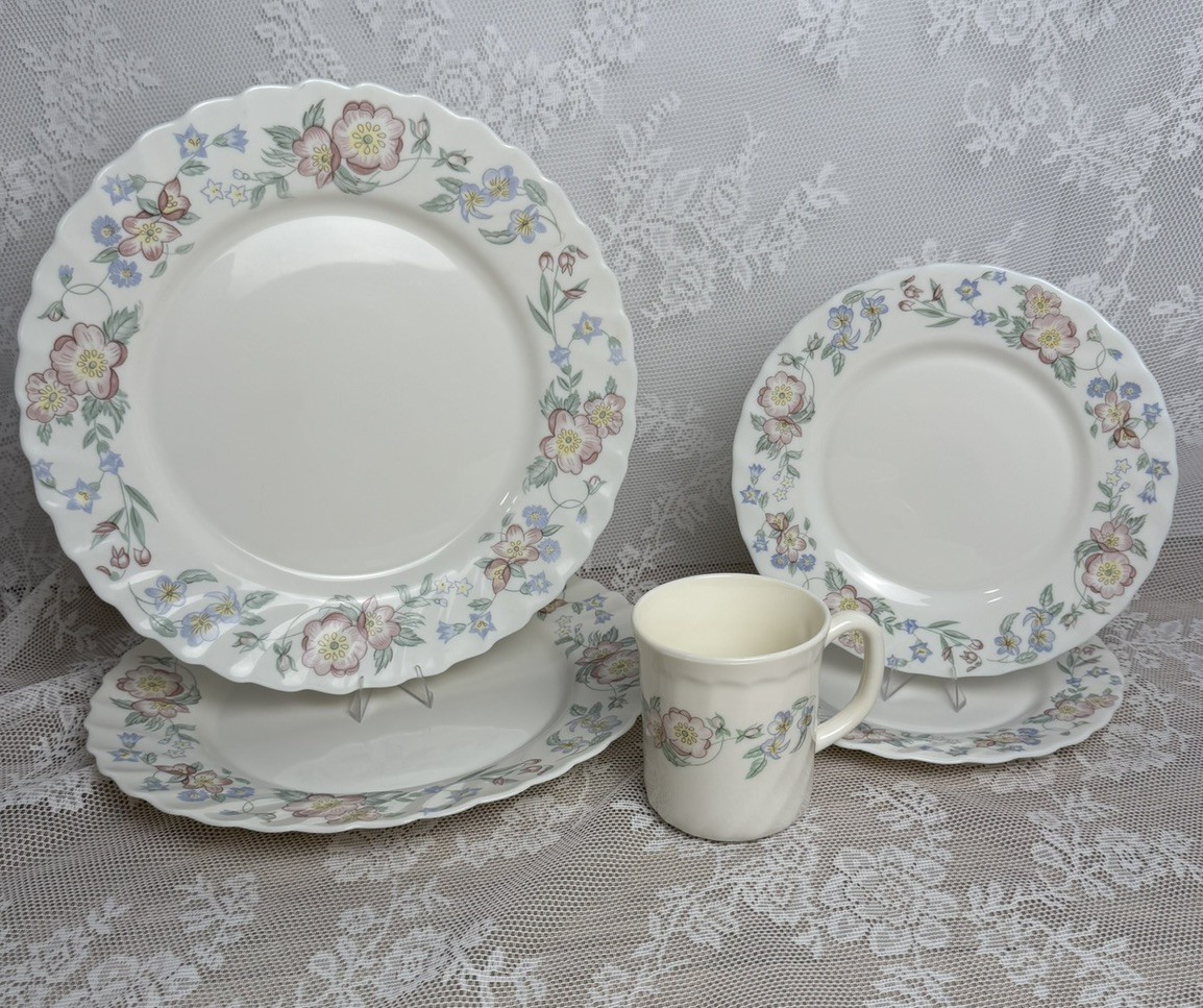 Vintage Arcopal France Champetre Floral Scalloped 5 Pc Plates Mug Set
