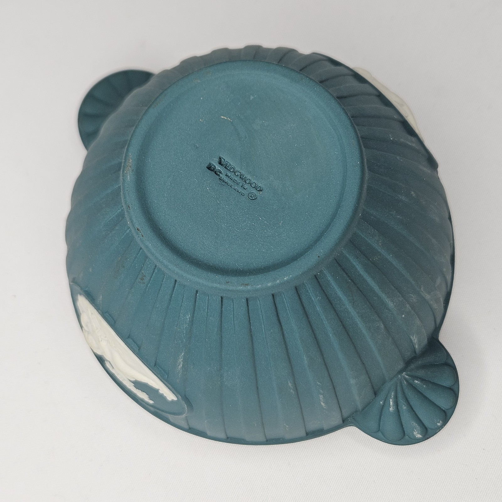 4.5″ Wedgwood Jasperware Spruce Green Handled Bowl – Cherubs & Bacchus – 1997