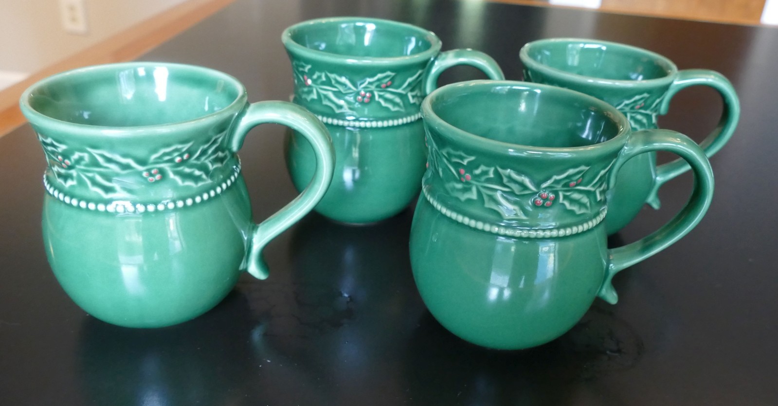 Hampton Forge Home Christmas Berries set of 4 Mugs 4 1/4″ Holly